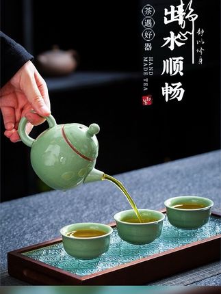 不必求满,半盏茶汤里,自有松风入怀;无需刻意,粗陶细瓷间,皆是岁月温柔。用一套合心的茶具,把匆忙调成闲逸,让每一泡茶,都成为与自己独处的仪式。#物器之美 #高端瓷器 #茶器之美 #陶瓷手艺人 #手艺人