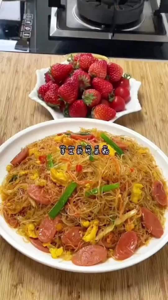 路边摊的#炒米粉 的味道自己在家就能复刻,成本也很低,自己做不粘不坨,干香不腻,吃了还想吃#新竹米粉 #炒粉 #妈呀太香了 #在家做美食