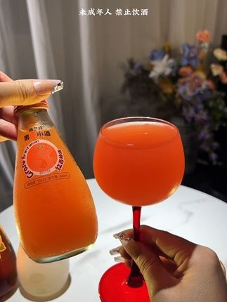 哇塞~我的酒蒙子闺蜜也太会喝了!竟然挖到这么好喝的微醺小甜酒!开瓶花果香四溢,入口鲜甜爽口,不苦不涩真的好好喝!还送超好看的高脚杯和手提袋,自己小酌或是和朋友小聚微醺都超合适!#果酒 #口感非常好 #适合女生喝的酒 #微醺时刻 #果小酒