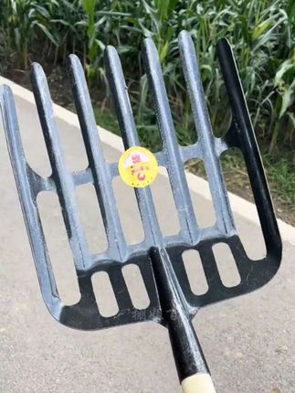 新款锰钢加厚特大号锰钢镂空玉米锹收玉米玉米芯平头漏眼铲#镂空玉米锹 #镂空锹 #猛钢镂空锹 #玉米铲锹 #三农