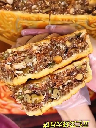 #老式五仁月饼 #好吃到停不下来 #超便宜超划算 #大人孩子都爱吃@DOU+小助手 @DOU+好生意 @旺仔小馒头