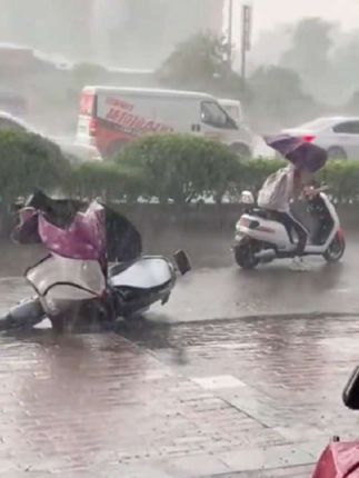 新款雨衣电动摩托。 #出门必备 #雨衣 #夏季必备