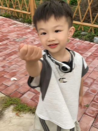 累呀 怎么会不累呢,可是被他需要的日子 ,也就那么几年我得抓住啊,毕竟这世界 那么多人除了我自己的妈妈,和我分享过心跳的人也只有他,虽然这条路 走的很辛苦,但是可以陪着他长大,这段时光 显得异常珍贵,因为他的一声“妈妈”,让我觉得 人生更加圆满了,所以他永远是妈妈的锦上添花,而我会一直爱他 可以反复向我确认#记录成长过程 #我的男孩👦🏻 #宝妈情感共鸣 #男童穿搭 #帅气小男生