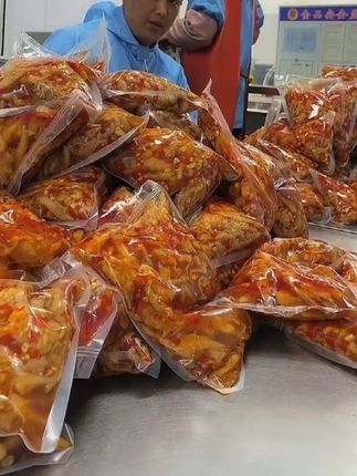 一直回购的#无骨鸡爪 一罐足足2斤重啊!个头也很大,吃起来酸酸辣辣的,我们全家都爱吃#网红酸辣鸡爪 #好吃到停不下来 #妈呀太香了 #零食推荐