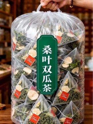 李时珍官方旗舰店出品,品质有保障!这款桑叶双瓜茶,精选苦瓜、冬瓜和霜后老桑叶科学组合,每一袋都是真材实料。独立小包装设计,干净卫生,方便携带,无论是上班、出差还是在家,随时随地都能泡上一杯。茶汤清澈,口感清爽,是日常饮品的不错选择。趁活动赶紧入手,给自己的生活带来一份清爽!#桑叶双瓜茶 #好物推荐 #我要上热门 #超便宜超划算 #优质农产品