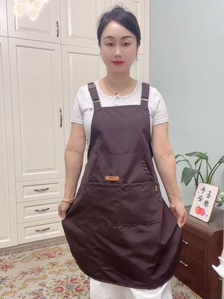 姐妹们给大家分享一款时尚洋气又实用的工作围裙,它的整体面料是舒适透气的,夏天穿也不闷热,而且耐脏耐磨:特别实用.中间四个大口袋可以放手机,真的是太方便了…#围裙 #防水围裙 #韩版围裙#质量好