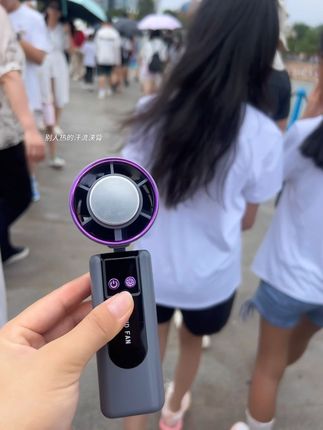 这次出门多亏了这个小风扇!不仅风力大还能冰敷!夏天出门怕热的闭眼冲!#夏天必备神器 #手持风扇 #暑假嗨玩计划 #手持小风扇