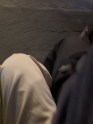 今天加班到很晚手机也没电了,出了地铁只有1%的电,这时候我要坐个接驳摩的到我们小区,我生怕付不了钱,我给师傅说我赶紧扫码给你钱我再给你说我去哪,然后他也很果断的给我说“不给钱也没事”我说“真的吗”师傅说“千真万确,上班到这么晚都不容易,谁有困难我都帮”呜呜呜我非常感动!于是就拍下了这一段,我给他说以后出地铁站我只坐他的摩的,他非常快乐的答应了!(一个魔都打工的女孩子加班到深更半夜一切的疲惫被师傅治愈了呜呜