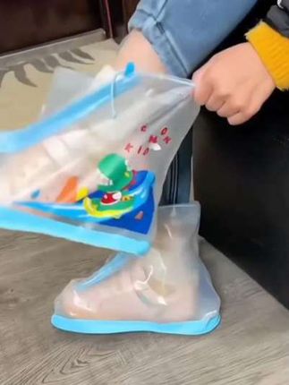下雨天出门给孩子穿上这个一次性鞋套,就不怕鞋子打湿了,它是高筒的,可以包住整个鞋子,还是加厚的,特别耐磨,而且它还防水防滑,孩子走在路上不用担心会打滑摔倒,真是好看又实用。#好物推荐分享