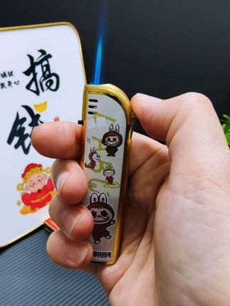 这火机也太可爱了吧!这就是最近很火的拉布布金属卡通直冲打火机,机身全金属打造,蓝色火焰防风又防爆,表面图案还可以定制,不管是送人还是自己用都很合适。快来下单抢购吧!#强烈推荐 #好东西一起分享 #安排 #与众不同 #新奇特创意 。
