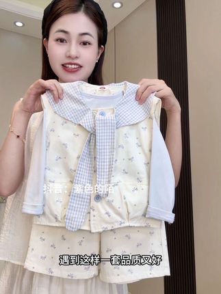 给小宝贝的可爱穿搭✨ 这套衣服也太乖啦~ 浅色系搭配清新格纹,小领结设计增添甜趣#甜美穿搭 #儿童俏皮可爱穿搭 #女童穿搭 #女童可爱甜美套装 #童装
