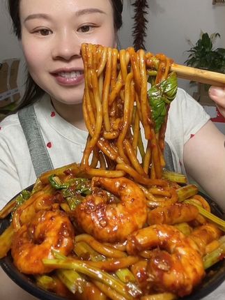 新疆炒米粉 王小疆新疆炒米粉加赠两袋,实发6袋,在加四袋年糕,辣度可选, 姐妹们可以试,米粉冷水下锅,水加多一点,这个米粉煮的时间稍微长一些,米粉比较粗。特别特别好吃!