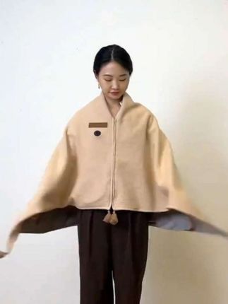 电热小云肩露营披肩保暖暖身盖腿斗篷办公可水洗#加热披肩 #防御寒冷 #暖身毯 #披肩 #斗篷披肩 @DOU+小助手 @热点小助手 @巨量千川