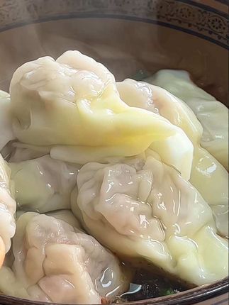 皮薄馅多,汤汁鲜美,快来试试这个馄炖吧!#抖音美食推荐官 #早餐吃什么 #百吃不厌 #味道好极了你们想吃吗 #馄炖
