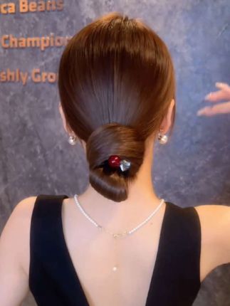 一眼就心动的安克拉红闪钻头绳太好看了,一眼就爱上了,精致百搭又减龄#一眼心动 #女神必备 #美出高级感 #头饰发饰 #谁戴谁好看