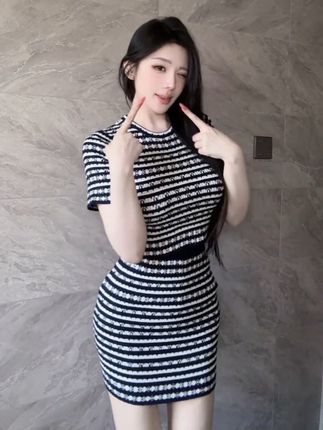 #好身材好气质 /#辣妹穿搭 /#我又心动了 /法式气质小香风条纹修身显瘦圆领短款针织上衣+半身裙套装/