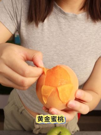 顺丰包邮送货上门啦~黄金蜜桃剥开黄澄澄的皮,汁水顺着手指流,咬一口像在喝蜜桃蜜,甜到心尖儿~ 果肉嫩得能抿化,夏天冰一下吃更绝!冲就对了!#新鲜采摘 #应季水果 #黄桃 #蜜桃 #新鲜采摘