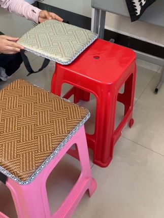 塑料方凳子坐垫,专为久坐人设计,服装厂工厂久坐姐妹夏季专用藤席凉垫#凳子垫#隔热坐垫#适合久坐上班族的坐垫#座椅垫