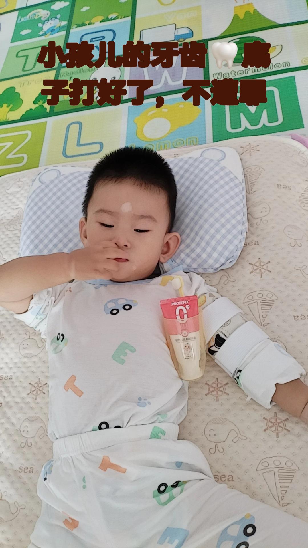 早晚宝宝喝完奶,吃完饭必须刷牙,牙齿缝隙里的东西是我们肉眼看不到的