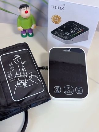 可充电上臂式电子血压计,超大屏幕和字体,语音清晰明亮,测量也精准。#mink电子血压计 #mink上臂式血压计 #臂式电子血压计 #生活必备