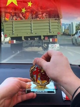 如果信仰有颜色那定是鲜艳的中国红、放在车里也太好看了#红旗 #摆件 #红旗摆件#祝祖国繁荣昌盛