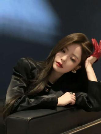 《愿忘》陈卓璇
浮生渐晚,
梦里忆不起当年,
谁人流转 许我醒与寐之间,
那年曾见 百花折尽 风前落玉簟,
掬手清光万千少年疑是剑仙,
一圈秋黄 一圈年华 圈圈思量,
谁劝两忘 天各一旁 圈不住过往,
望不穿叹你眼底月光,
千山空绝响,
天意容我们何妨 眉头鬓上 落尽霜,
而今回首唯见寒月光,
不见少时少模样,
愿你无妨无恙 也无可思量,
浮云聚散,
不信人间有离别,
流年换盏 屋檐望不穿江南,
那年曾见 百花折尽 风前落玉簟,
掬手清光万千少年疑是剑仙,
一圈秋黄 一圈年华 圈圈思量,
谁劝两忘 天各一旁 圈不住过往,
望不穿叹你眼底月光,
千山空绝响,
天意容我们何妨 眉头鬓上 落尽霜,
而今回首唯见寒月光,
不见少时少模样,
愿你无妨无恙 也再无 思量,
望不穿叹你眼底月光,
千山空绝响,
天意容我们何妨 眉头鬓上 落尽霜,
而今回首唯见寒月光,
不见少时少模样,
愿你无妨无恙 也再无 思量。
#愿忘 #陈卓璇 #陈卓璇愿忘 #歌曲推荐 #音乐