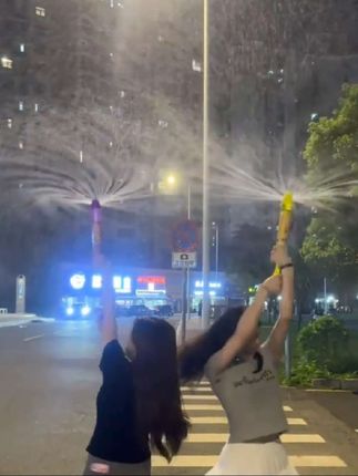 夏天到了,快给孩子准备一把这样的烟花水枪吧!它拥有超大的容量,加满水后可以连续发射好几次,而且还是抽拉式的,操作起来非常简单。还有可爱的烟花造型,简直太棒了!它是专为儿童设计的,安全性极高,让孩子玩得开心又放心。赶紧给家里的宝贝入手一个吧!#烟花水枪 #抽拉水枪 #水枪玩具 #夏季玩水必备