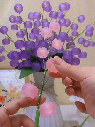 拿出材料包,按照教程上的步骤,一粘一扣、再粘再扣,简单重复的动作,很快一个立体铃兰就完成了。把做好的铃兰花插进花瓶里,摆在桌上,氛围感满满。自己动手做的小花束更有意义,而且亚克力的材质不会凋谢,可以一直摆放#手工花朵制作 #爱手工爱生活 #创意手工
