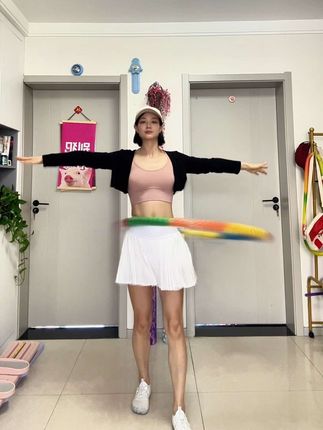 姐妹们一起动起来!摇出小蛮腰!#轻松甩掉大肚腩水桶腰#呼啦圈转起来 #呼啦圈#居家锻炼 #变美变瘦变好看