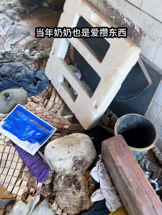 家里油烟机不知道怎么清洗的,油污重的,可以试试这个净浮生油污净 ,喷出来是泡沫的形状,静置五分钟,用抹布轻轻一擦,污渍轻松瓦解,不光可以洗油烟机,家里的灶台,锅盖,电饭锅只要有油渍的地方都可以用#原创视频 #厨房油污 #厨房清洁油污 #必备好物 #好物推荐分享