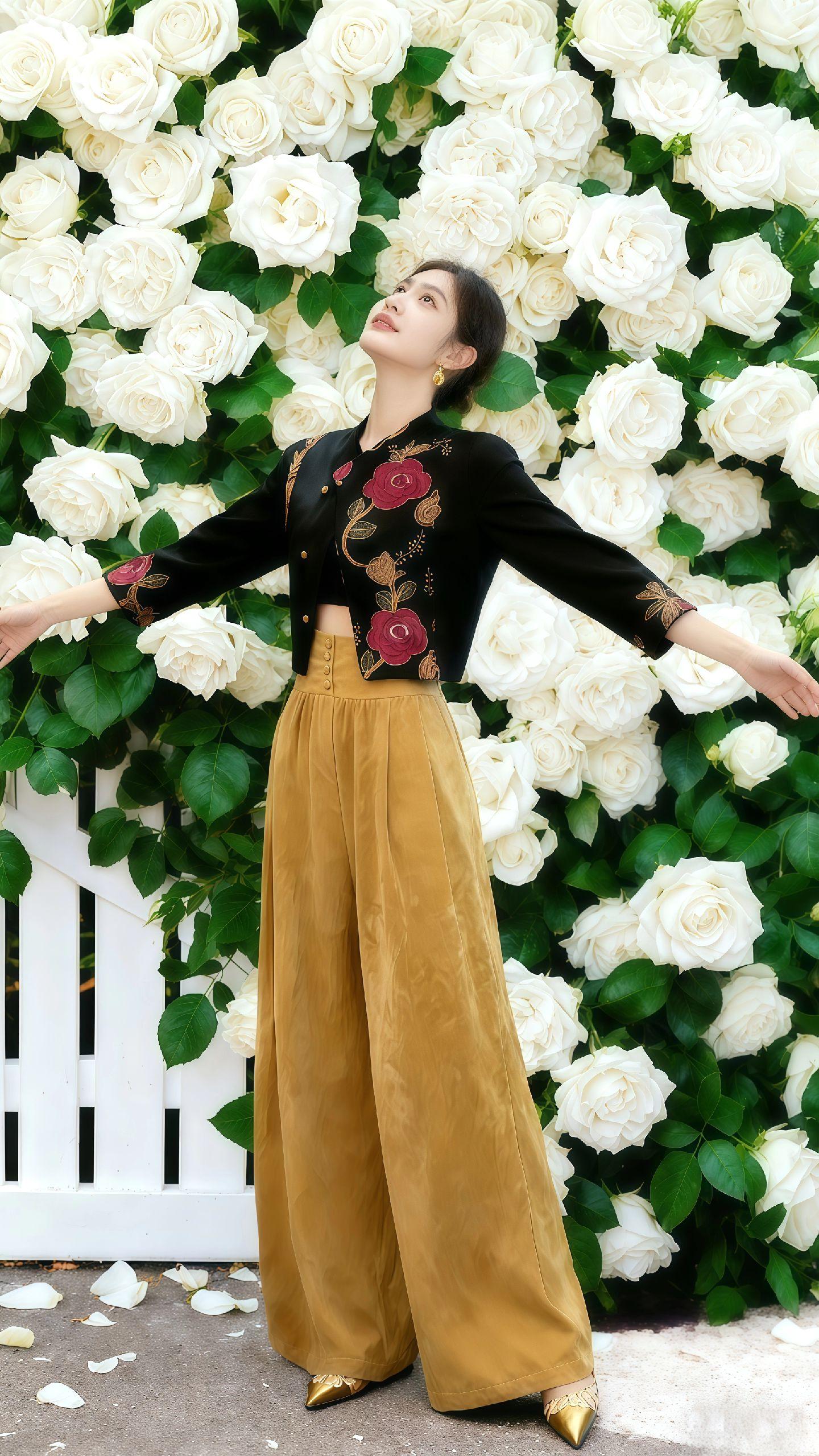 一眼爱上的节奏,新中式气质减龄套装来也。美了美了#国风古韵 #美出高级感 #高级感穿搭 #谁穿谁好看 #新中式 @DOU+上热门