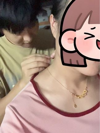 本来早上还跟老公闹别扭,一起买完菜回来我去取了个快递,前几天买的大金镯子和项链到了,收到货后很喜欢啊,镯子和项链还挺有份量蛮逼真,让饶先生给我把项链戴上,瞬间我啥气都消了,果然女孩子就是好哄,没有什么是漂亮衣服首饰和美食解决不了的😂。饶先生说结婚时给你买的金镯子项链不戴还戴假的。不是我不戴啊,是人胖了镯子现在套都套不进去哟,项链款式过时也不想戴,而且我是大马虎,戴真的怕我会不小心搞丢了。装饰品好看,才几十元掉了也不心疼🤭