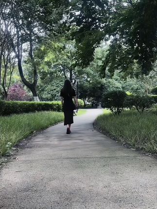 不要怪任何人的权衡利弊,只需问自己价值几何,只要你够本事,你的位置无人敢做!自给自足的光,永远不会暗#背影 #今日文案 #成熟风 #丫头