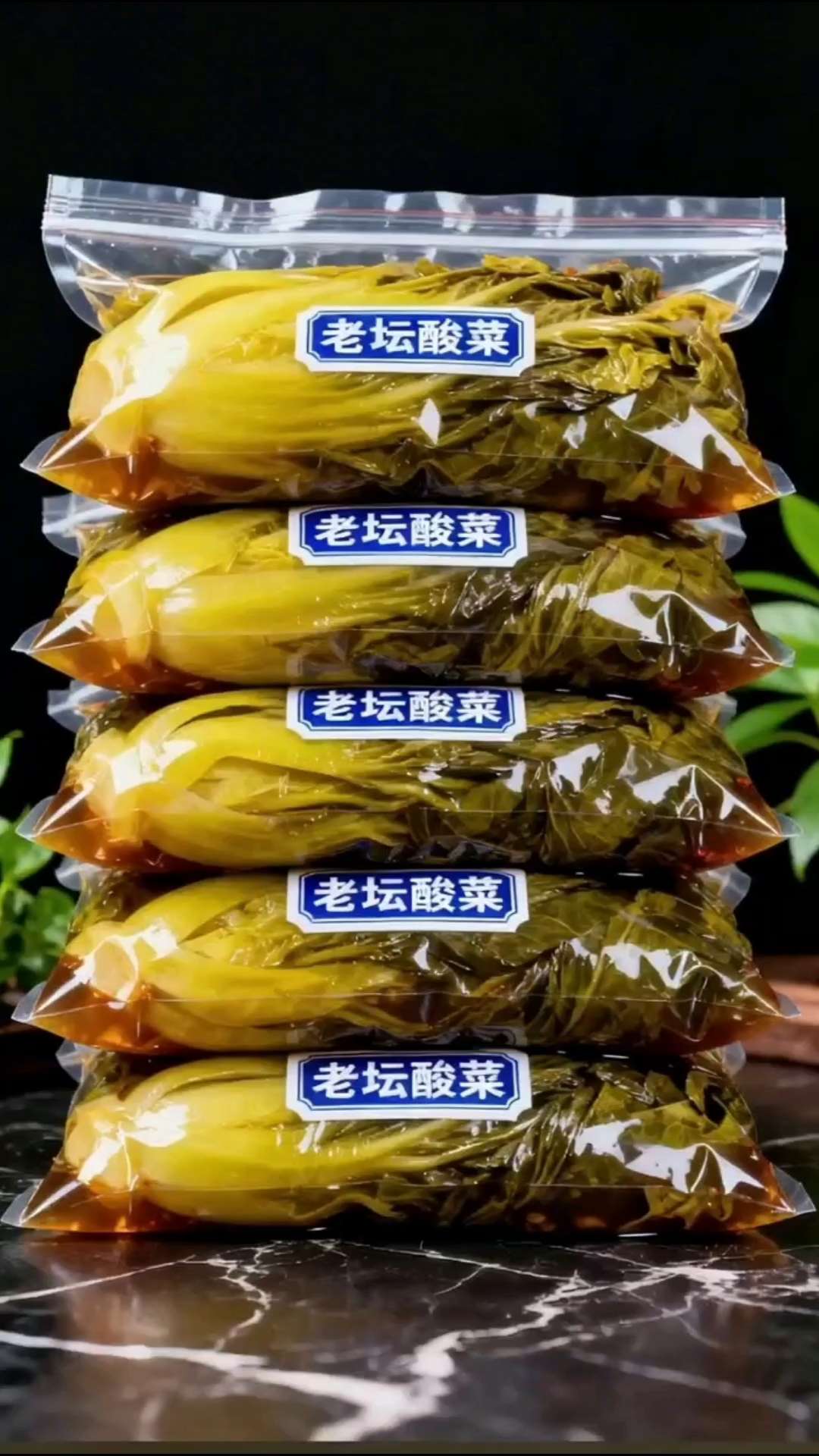 四川老坛酸菜,一口沦陷地道川味! 精选川渝优质芥菜,传承传统老坛发酵工艺,自然酝酿出酸香醇厚的滋味——酸得柔和不刺激,回味还带清甜,凑近就是浓郁的发酵香气。 它颜色透亮诱人,口感脆嫩爽口,不管是配面条、炒菜、炖汤还是佐粥,都能让鲜酸感直接拉满,百搭又提味! 独立小包装设计,既保证卫生,又牢牢锁住原汁原味,轻松给家常菜增添层次感。简单食材遇上它,秒变美味,每一口都是时间沉淀的正宗四川味! #老坛酸菜 #酸菜 #下饭菜 #老坛酸菜牛肉面 #超便宜超划算