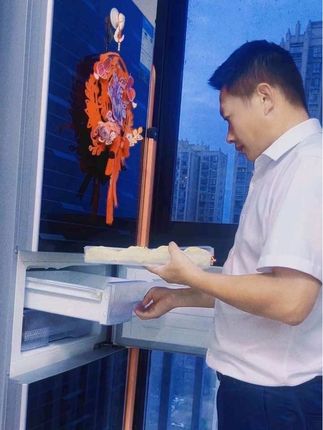 说真的,忙忙碌碌一周,自从入手了这款饺子收纳盒,我真的好喜欢周末这种下雨天一家人在一起把家收拾干净,一起包饺子的感觉,可是某人说他要回去加班,我们就掰扯了几句,他让我打听一下,哪个村委周末不加班?#基层工作 #饺子收纳盒 #记录生活 #好物推荐🔥