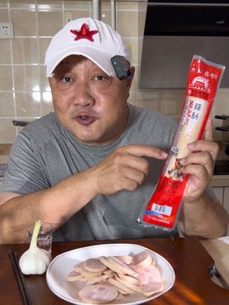 在家喝小酒离不开老北京蒜肠,蒜香肉香酒香,吃吃喝喝美滋滋#日常生活 #强烈推荐 #吃货冲哥 #太好吃了 #下酒菜