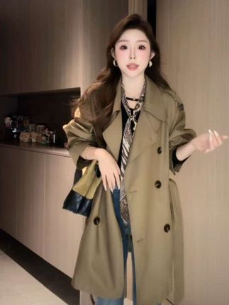 这件风衣真的很美,穿上它,你就是那独一无二的女神,无论是约会还是聚会都能让你成为焦点。#预制国庆出游穿搭 #这个秋天被琥珀系治愈了 #秋冬穿搭新鲜感在线 #舒畅的入秋穿搭都是琥珀系 #风衣穿搭