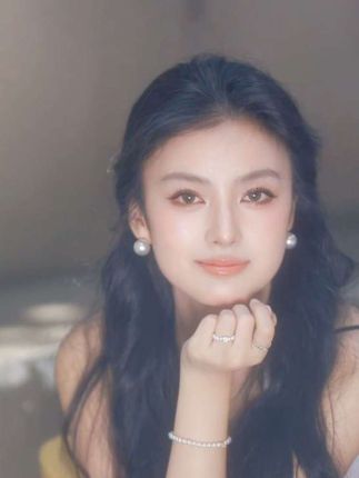 每个女人耳饰盒里必定有一对珠珠耳钉吧#优雅气质 #美出高级感 #女神必备 #每日分享 #总有一款适合你