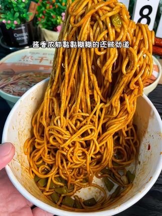 只需要几分钟在家就能吃能香喷喷的武汉热干面,饿了馋了不想做饭的时候来一碗好吃又方便#热干面 #是时候安排一下了#太好吃了 #蔡林记热干面#太香啦