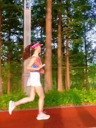 晨跑,微风拂面,烦恼全消!🏃♀️🌳 #上热门 #生命在于运动一起锻炼吧