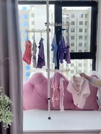 顶天立地晾衣架,冬天衣服没地方放的,赶快安排起来吧,晾晒方便,放哪都方便,还不占地方。#好物推荐🔥 #温暖的小窝 #好东西一起分享 #生活好帮手 #走过路过不要错过 @DOU+小助手 @DOU+上热门