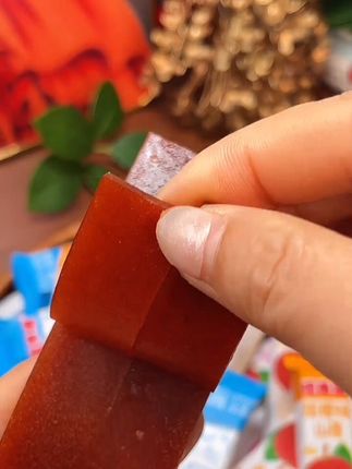精选新鲜山楂原果打浆制作,吃起来软糯酸甜,很清新的山楂味,好吃又解腻!#山楂糕 #山楂条 #酸酸甜甜 #超便宜超划算 #超好吃