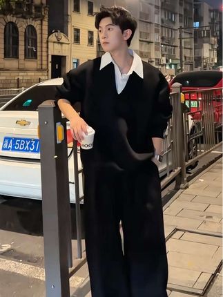 今天给大家分享这套超绝的男生秋冬OOTD!假两件衬衫领卫衣设计感满满,既有时尚感又不失层次感,搭配同系列卫裤,整体风格和谐统一,高级感直接拉满。作为休闲两件套,舒适度一流,活动起来毫无束缚感。无论是日常出行还是朋友聚会,穿上它都能让你轻松成为焦点。 #男生秋冬套装 #OOTD穿搭 #假两件卫衣套装#气场全开 #气质范