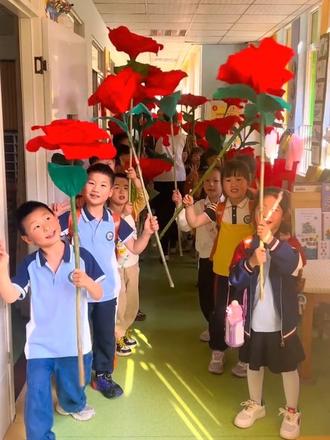 一纸玫瑰,一份心意🌷
老师亲手做的玫瑰花🌹
由宝贝亲手献礼妈妈👩
温柔告白,感恩有您
祝所有妈妈们母亲节快乐💐
#母亲节惊喜 #妈妈我爱你