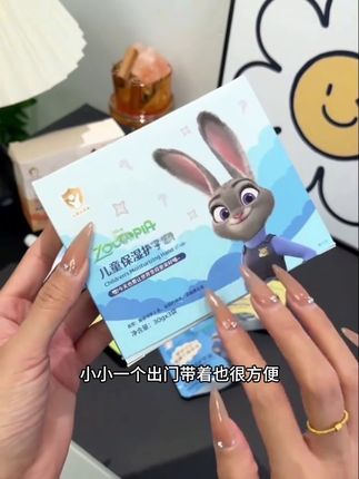 这个迪士尼的儿童护手霜真的太可爱了!秋冬天气干燥,小朋友的手也要涂护手霜,它不仅能滋润保湿,还能锁住皮肤水分,让宝宝的小手时刻水嫩可爱。快给你家孩子安排上吧#护肤好物 #迪士尼儿童护手霜 #宝妈推荐 #母婴好物