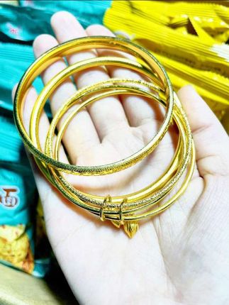 哈哈哈家人们谁懂啊!吃干脆面硌掉了牙,老板反手砸1000万送黄金!这老板能处!现在每箱面里都塞了真金白银,就为给大家赔个不是!这哪是买零食,这分明是薅羊毛啊!在橱窗链接上了,拼手速的时候到了,速冲!#花椒干脆面 #华夏百分 #华夏百分食品 #黄金 #黄金手镯