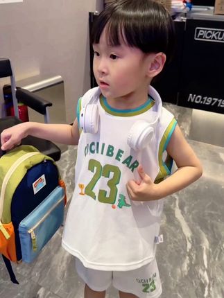 我的小朋友,也是我最小的朋友,我们之间,没有“教育”的架子,只有两颗心,笨拙又真诚的彼此靠近~,#潮童穿搭 #户外遛娃 #潮酷男孩