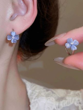 氛围感超绝的冰透蓝色四叶花耳扣!精致小巧又百搭 #耳钉 #耳饰 #耳钉分享 #四叶草#我又心动了