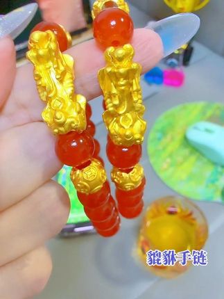 手链赛道文案素材 - 回复 @雨露爱分享的评论 偏爱这串红玛瑙貔貅手串
通透的红珠温润贴肤,貔貅配饰做工细腻
不浮夸不厚重,日常佩戴毫无负担
不用刻意搭配服饰,抬手间自带温婉气质
好好生活,先从装点自己的小美好开始#貔貅手链#平价饰品#日常配饰#简约百搭@DOU+小助手 - 雨露爱分享作品