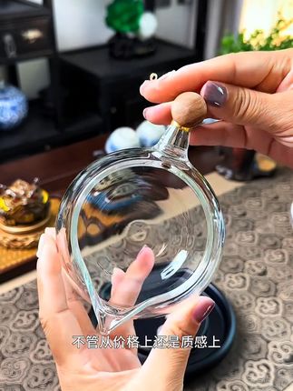泡茶可不就要有一款好用的公道杯,而且颜值高还实用的,就这款梅花木雀公杯不管从价格上还是质感上那都是顶好的,高透玻璃加上木把柄,用起来那是得心应手,壶嘴分茶干脆利落,倒茶汤不拖沓,观茶汤清晰明了,350毫升的容量,三五个人都够用,加厚耐热,可加热,不会爆,超便宜的价格给你带来不一样的惊喜,强烈推荐!#木雀公杯 #公道杯 #玻璃茶具 #茶具 #召唤茶友